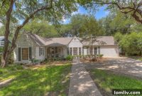Unlock Oakhurst for $500K: A Bluebonnet Drive Bungalow Gem