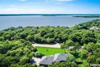 Oak Point: Urban Seclusion by the Lake