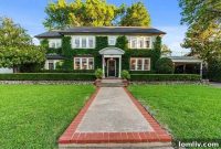 Prime Rivercrest Estate: Golf Frontage and Exquisite Interiors