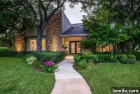 Lakewood’s Iconic 70s Contemporary: Your Sparkling Poolside Escape