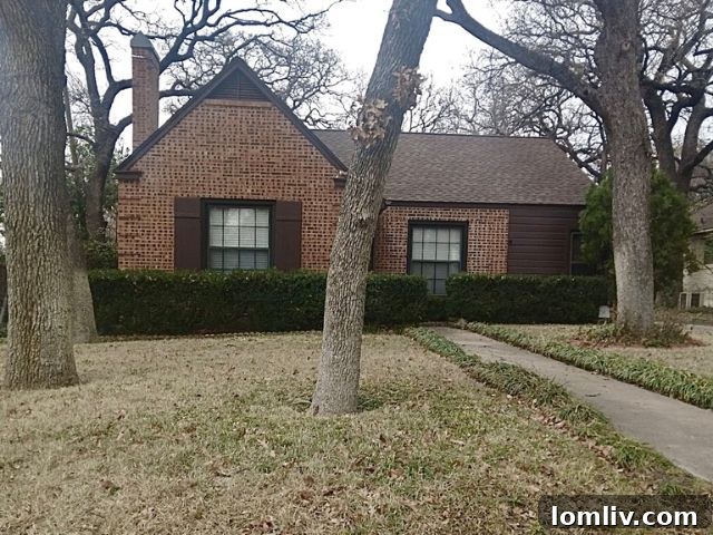 Oakhurst: A Verdant Canopy Proving Life's Abundance 6 A grand, historic building in downtown Fort Worth, showcasing intricate architectural details and urban charm.