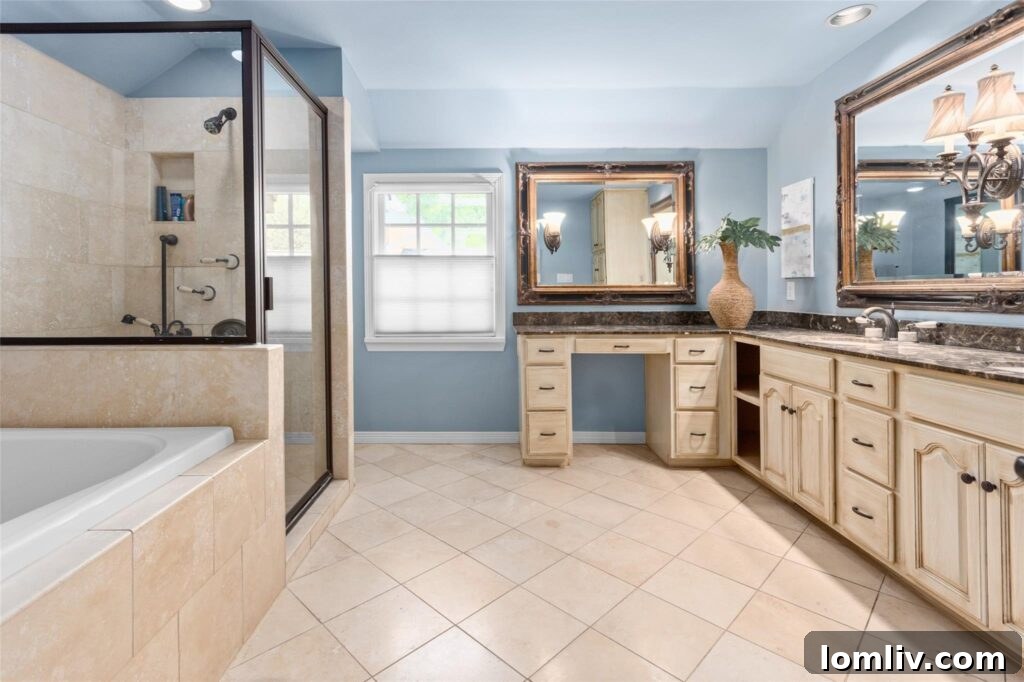 Overton Park's Verdant Retreat: A Blissful Haven for Family & Festivities 8 Ana Banyo Detayları: Çift Lavabo ve Geniş Duş