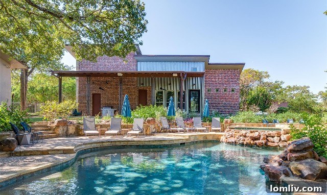 A charming guest house next to a swimming pool at 712 Bandit Trail, Keller, offering private accommodation