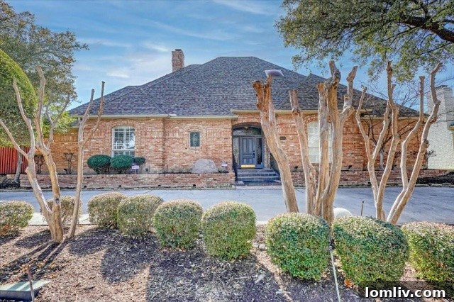 Ebby Halliday's Kirk Scott Reveals 7 Reasons He Loves Old Shepard Place 6 Elegant single-story home at 5400 Blackhawk Drive in Old Shepard Place, showcasing traditional architecture.