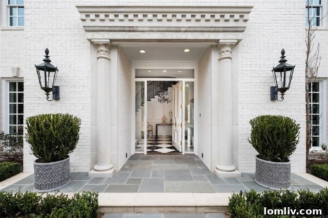 Georgian Mansion Grand Entrance Facade