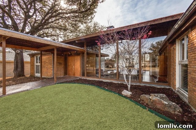 Spacious living area of a Midcentury Modern home