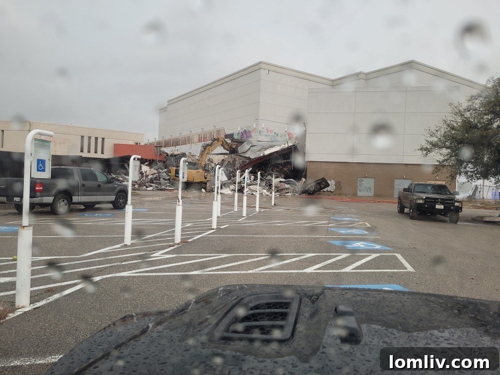 Double Blaze Downs Valley View Center, Injures Firefighters 2 Valley View Mall ablaze after an early morning fire in North Dallas.