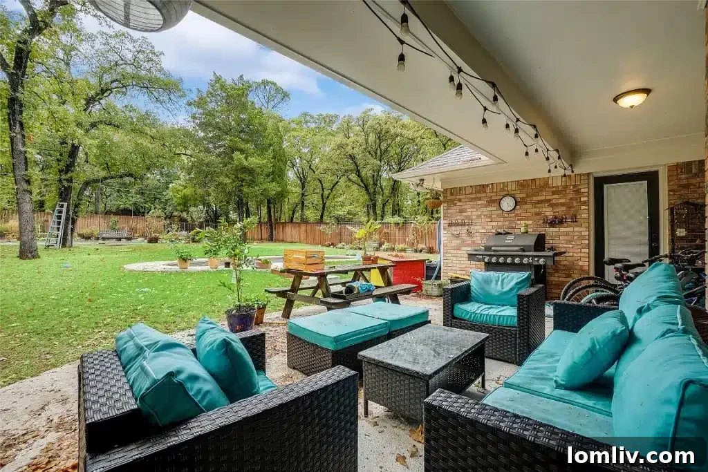 Dining area connected to the kitchen, offering a seamless flow for entertaining.