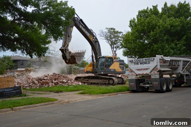 (Photo: Mimi Perez for CandyDirt.com) showing a new construction site.