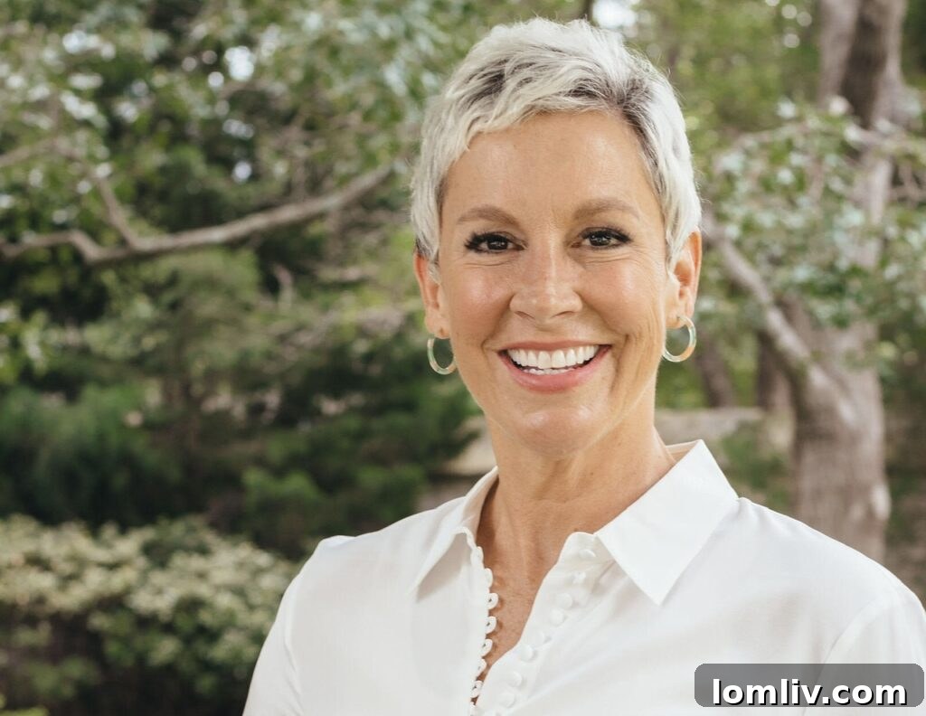 Michelle Hopson: Compass's Beacon of Real Estate Dedication 2 Michelle Hopson, a Compass agent, smiling brightly, symbolizing resilience in real estate