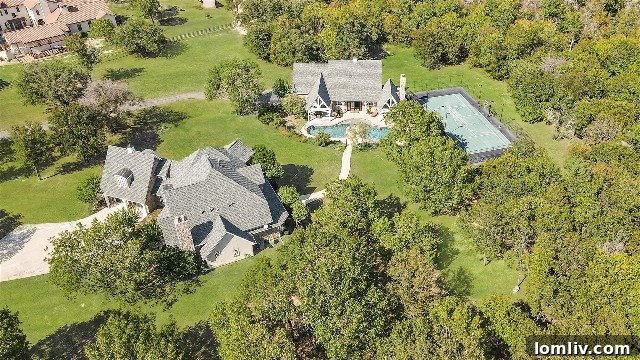 Sprawling and manicured lawn at 166 Scenic Ridge Drive