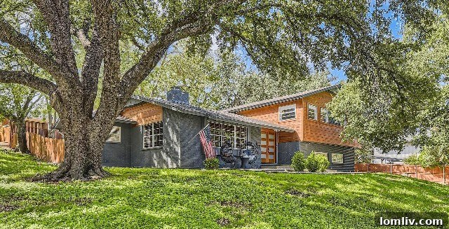 Ridgmar's Split-Level Home: The Enduring Appeal of Smart Design 2 Split-level home in Ridgmar, Fort Worth, ready for new owners.