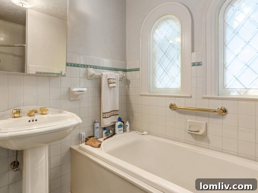 Park Hill's Historic Gem: Full Basement Potential at an Unbeatable Price 7 img 334134 6