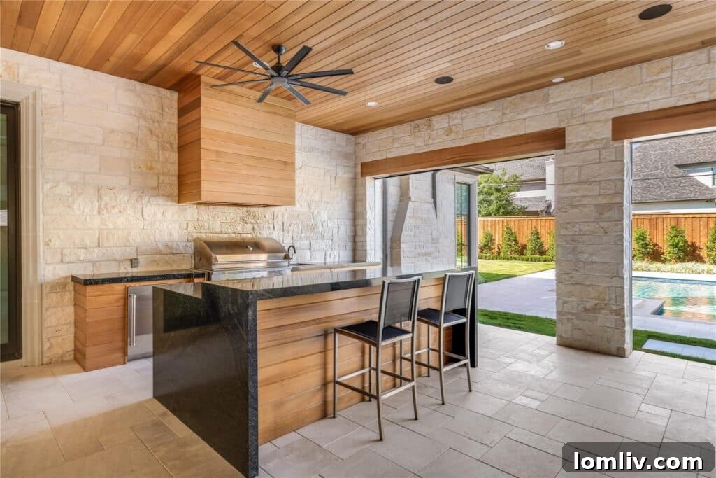 Bright and spacious secondary en-suite bedroom with walk-in closet