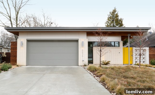 WRHT03-006 - A striking midcentury modern home exterior by Tavis Westbrook