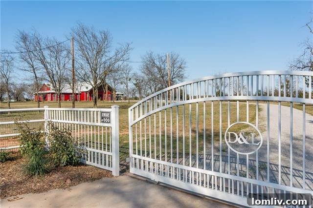 Dallas Getaway: Bespoke Barndominium Estate on 10 Secluded Acres 3 Barndominium Exterior: Rustic Charm Meets Modern Design