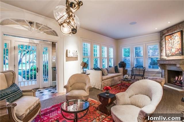 Exquisite Eclectic Prairie Home in Highland Park 5 Lindsey Adelman Knotty Bubbles Chandelier