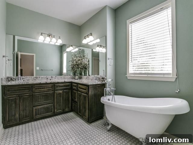 Cozy master bedroom with flexible adjoining space in Grapevine home