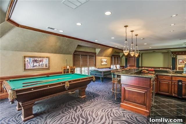 Bluffview's Private 2-Acre Urban Sanctuary 21 Expansive oversized game room on the upper level, complete with a full wet bar for entertaining