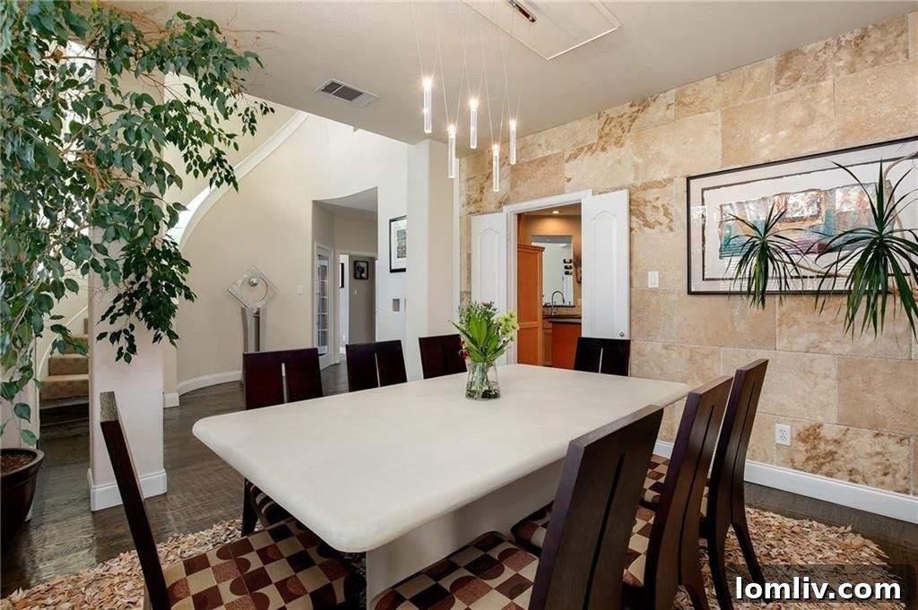 Transition from Dining to Kitchen