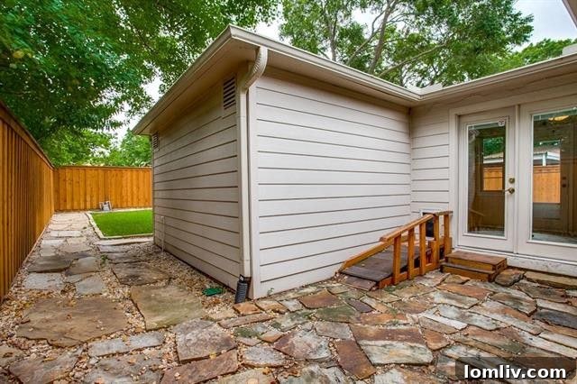 Detail of the six-foot board-on-board fence at 1918 Newport Ave