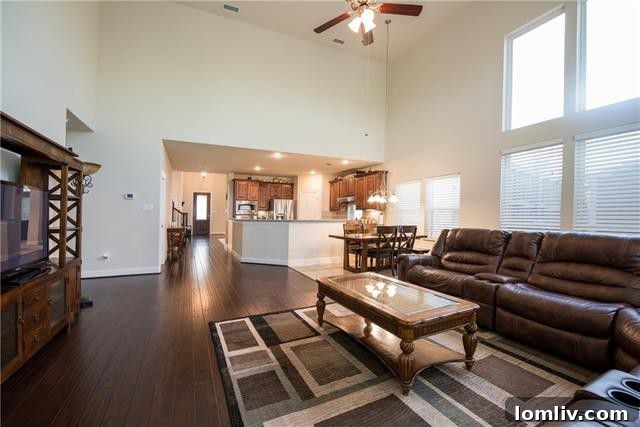 Facebook'tan İki Açık Evin İç Yüzü 4 Spacious Living Area