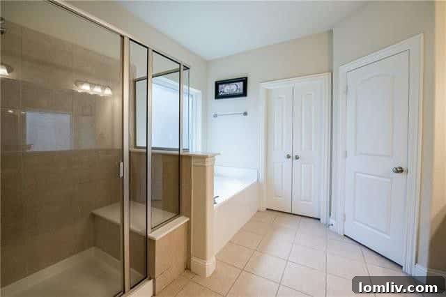 Facebook'tan İki Açık Evin İç Yüzü 7 Expansive Backyard with Pergola