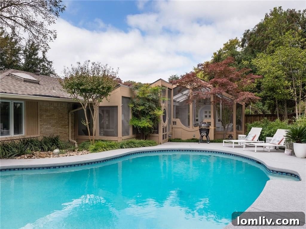 Midway Hills Ranch Exterior and Pool Night View