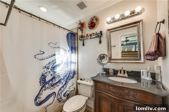 Modern and clean hall bathroom with updated fixtures