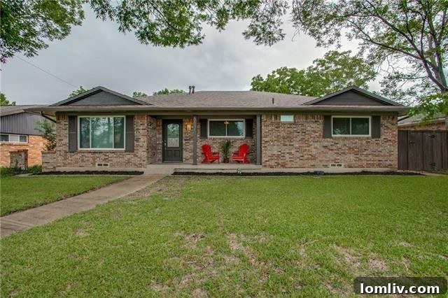 T200everglade2 - Inviting Living Area with Abundant Natural Light