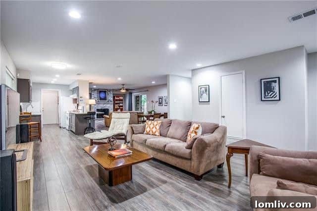 T200everglade3 - Spacious Open Floor Plan Connecting Living Areas