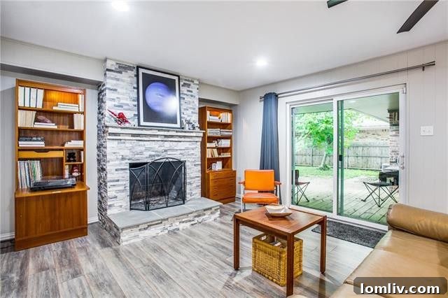 T200everglade5 - View from the Living Room to the Inviting Backyard