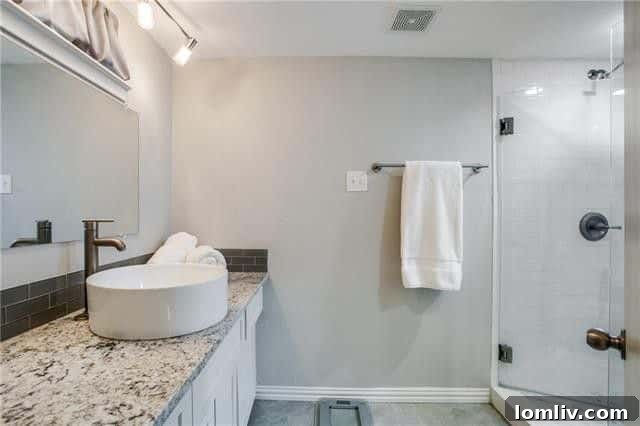 T200everglade8 - Bright and Spacious Secondary Bedroom