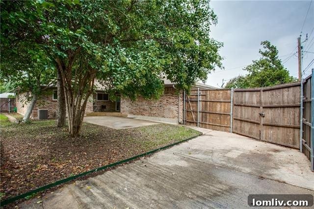 T200everglade9 - Expansive Garage with High Ceilings and RV Parking Pad