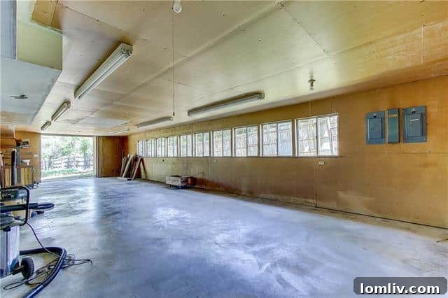 Midcentury Modern Icon on the Waterfront 11 Potential for Customization - Flexible Space