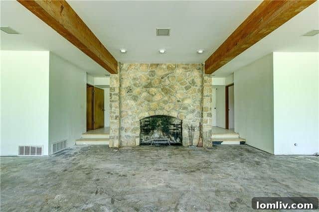 Midcentury Modern Icon on the Waterfront 10 Spacious Former Workspace with Lake Views