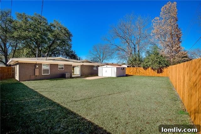 Large Green Backyard of Casa View Home