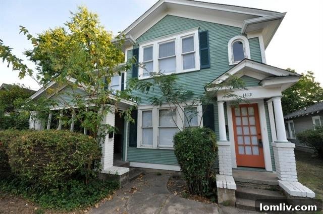 Charming Blue and White House for Rent near Bishop Arts District