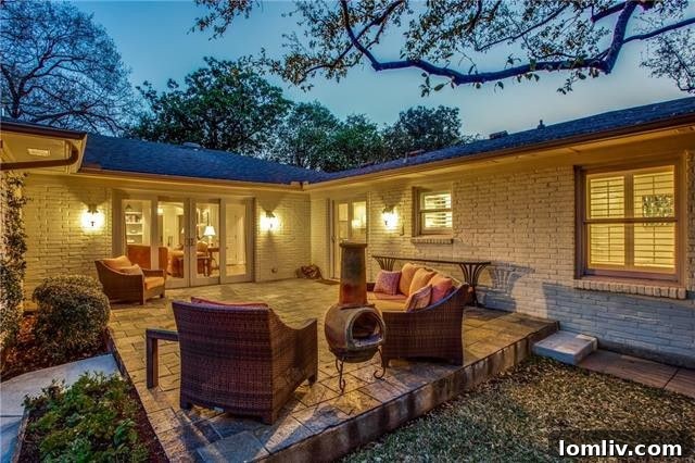 Ranch House Renaissance: Why Mid-Century Sprawl is Suddenly Chic 11 5349-Southern-Family