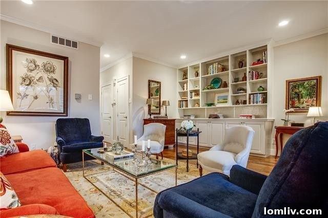 Elegant historic townhome at 3314 Hawthorne Avenue in Dallas's Perry Heights neighborhood, listed by Dave Perry-Miller Real Estate