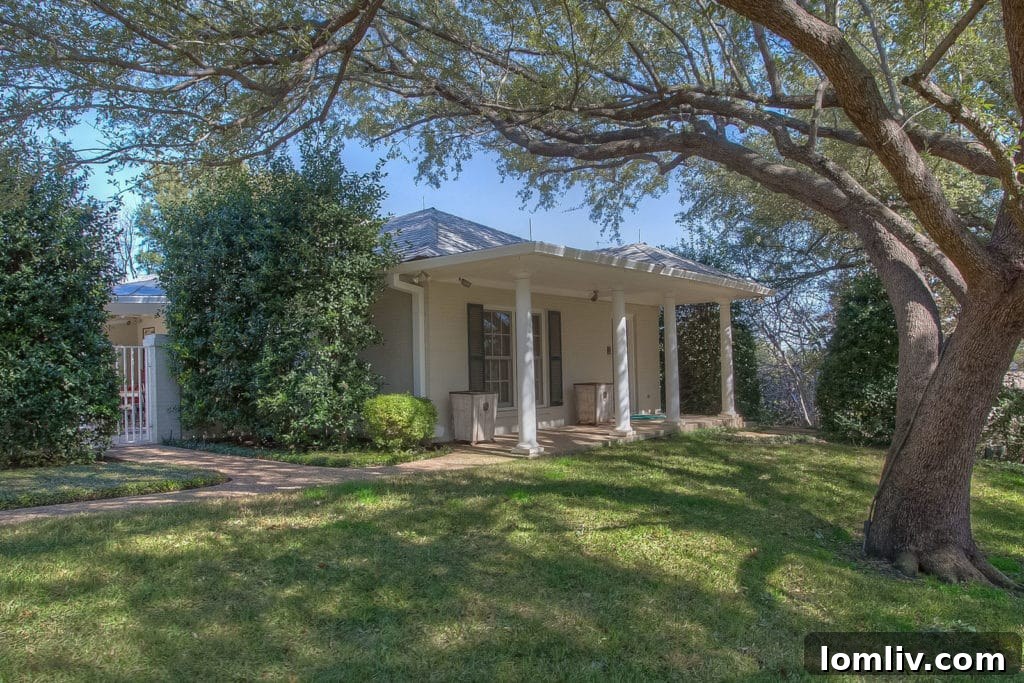 Charming 1-bedroom guest house discreetly nestled among the trees, adjacent to the pool and cabana.