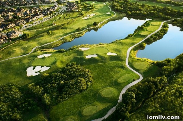 The Lakes at Castle Hills: golf course and country club amenities