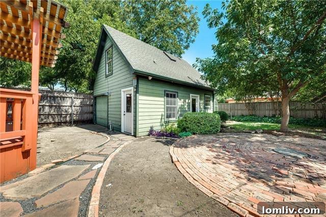 Large outdoor deck ideal for entertaining and al fresco dining
