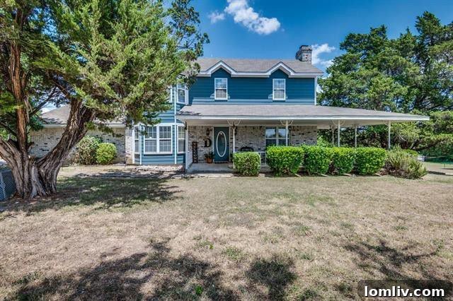 Cedar Hill horse farm with lush surroundings and riding facilities