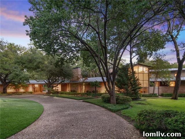 Exterior facade of the Grady Vaughn House on S. Dentwood Drive