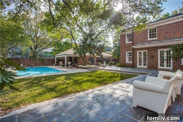 Luxurious Living Room with Fireplace