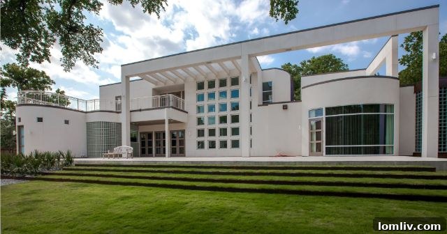 Architectural masterpiece: The striking exterior of the Brookridge contemporary custom build by Key Residential, showcasing a modern curved facade and expansive windows.