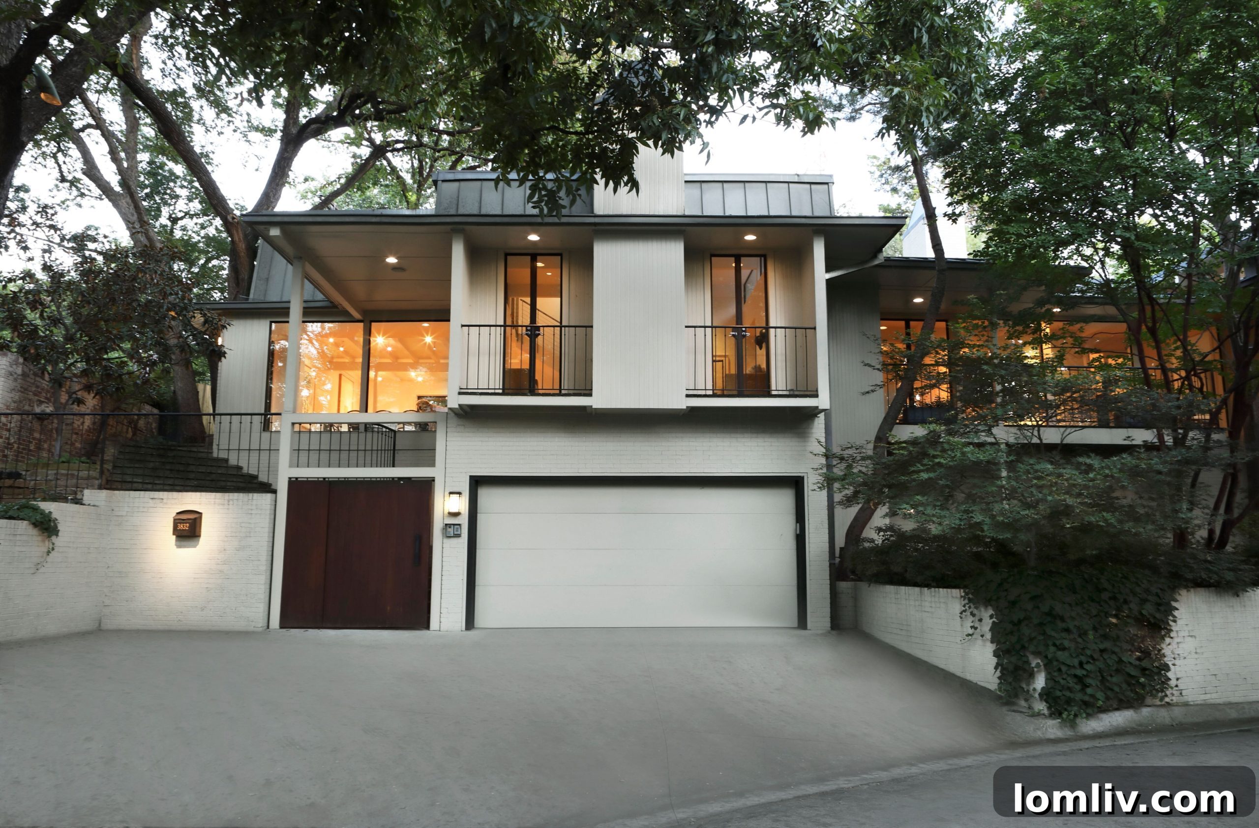Stunning modern exterior of a luxury home on Turtle Creek Drive, Dallas