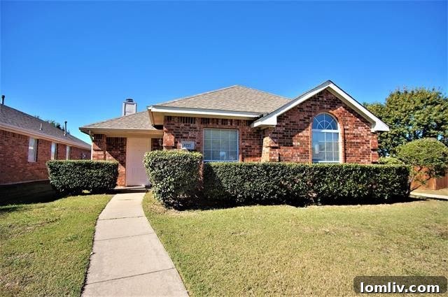 Modern suburban home in Frisco