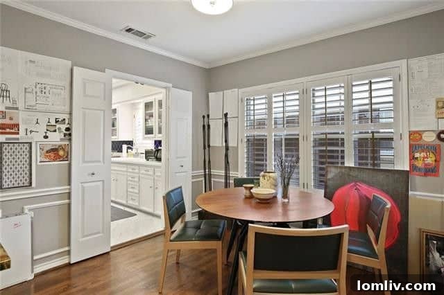 Tasteful Traditional cozy dining area